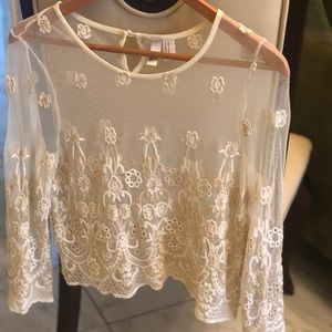 Super super cute laced long sleeved crop